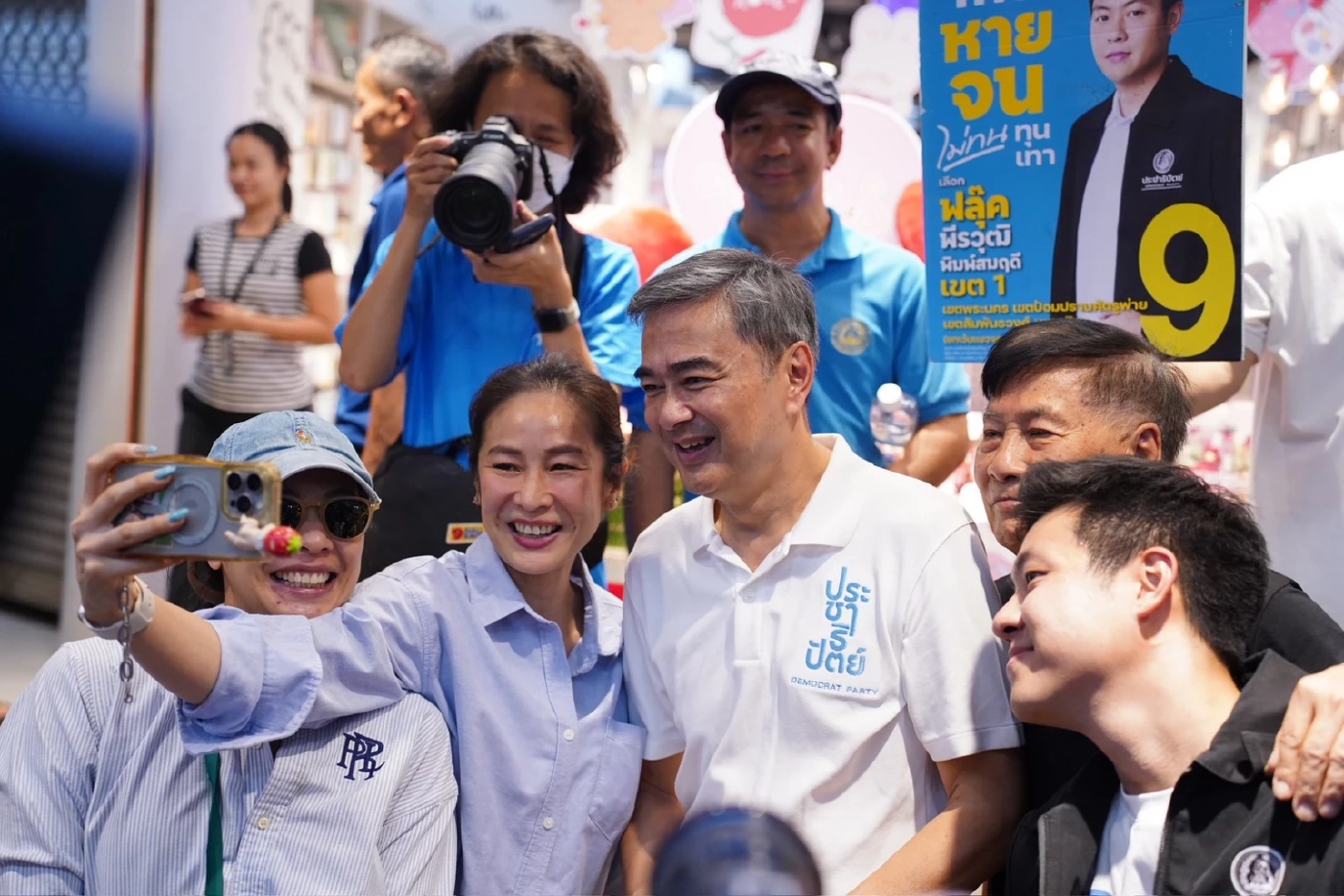 ''อภิสิทธิ์'' หาเสียงจตุจักร-สีลม - เปิดแคมเปญรถไฟฟ้า 5-30 บาท