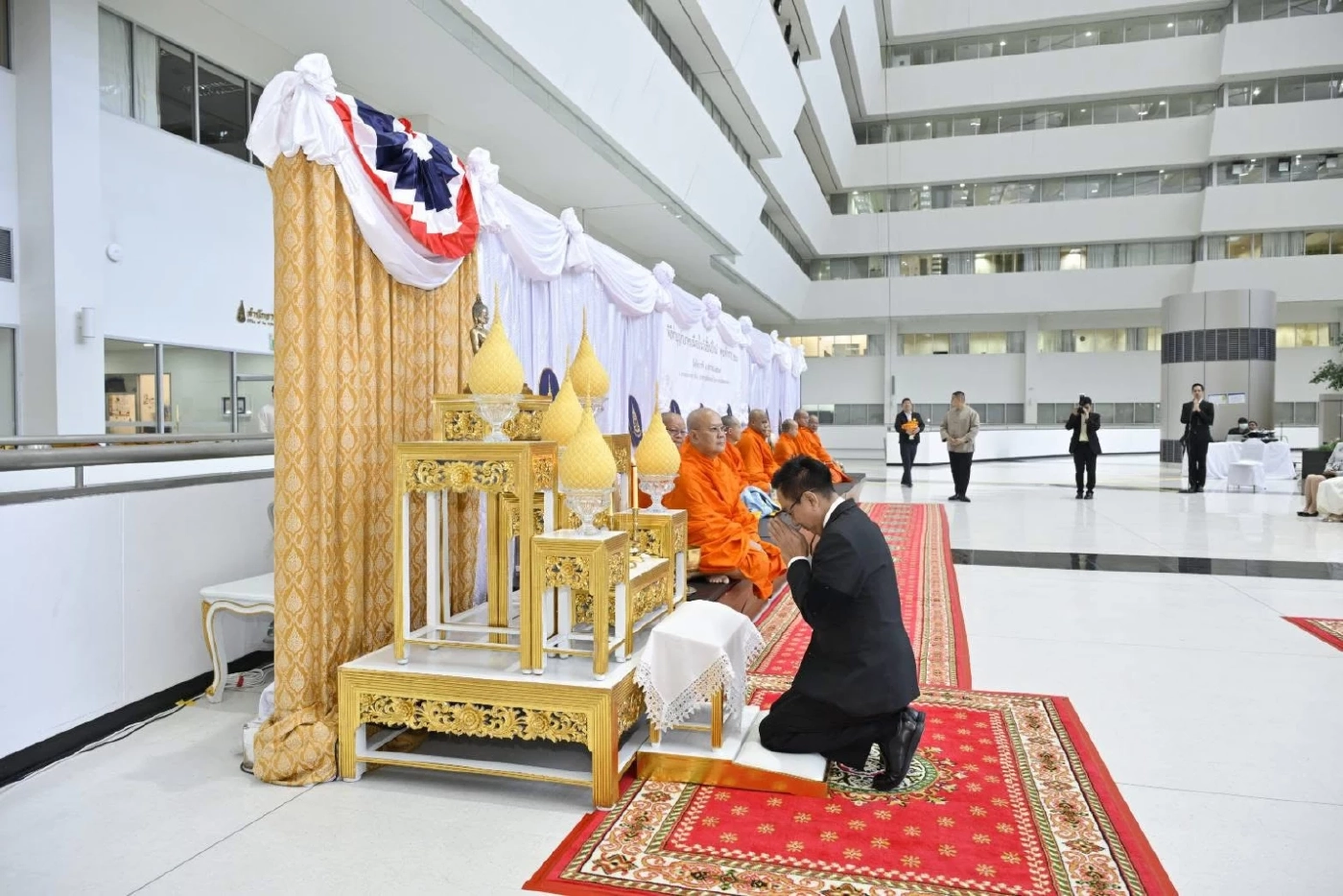 อสส.นำ อัยการทำบุญปีใหม่ เจ้าอาวาสวัดสระเกศฯ เป็นปธ.ฝ่ายสงฆ์