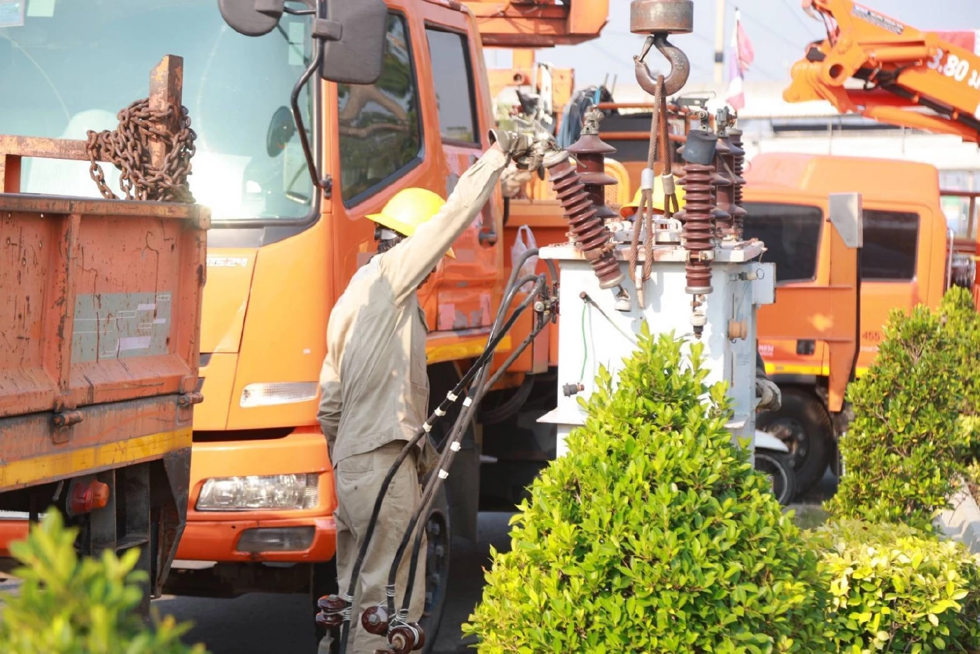 MEA ระดมทีม 200 ชีวิต กู้ระบบไฟฟ้าบางปู หลังรถบรรทุกเกี่ยวสายทำเสาฟ้าร่วง 70 ต้น คาดจ่ายไฟคืนได้ครบภายในเที่ยงคืนวันนี้