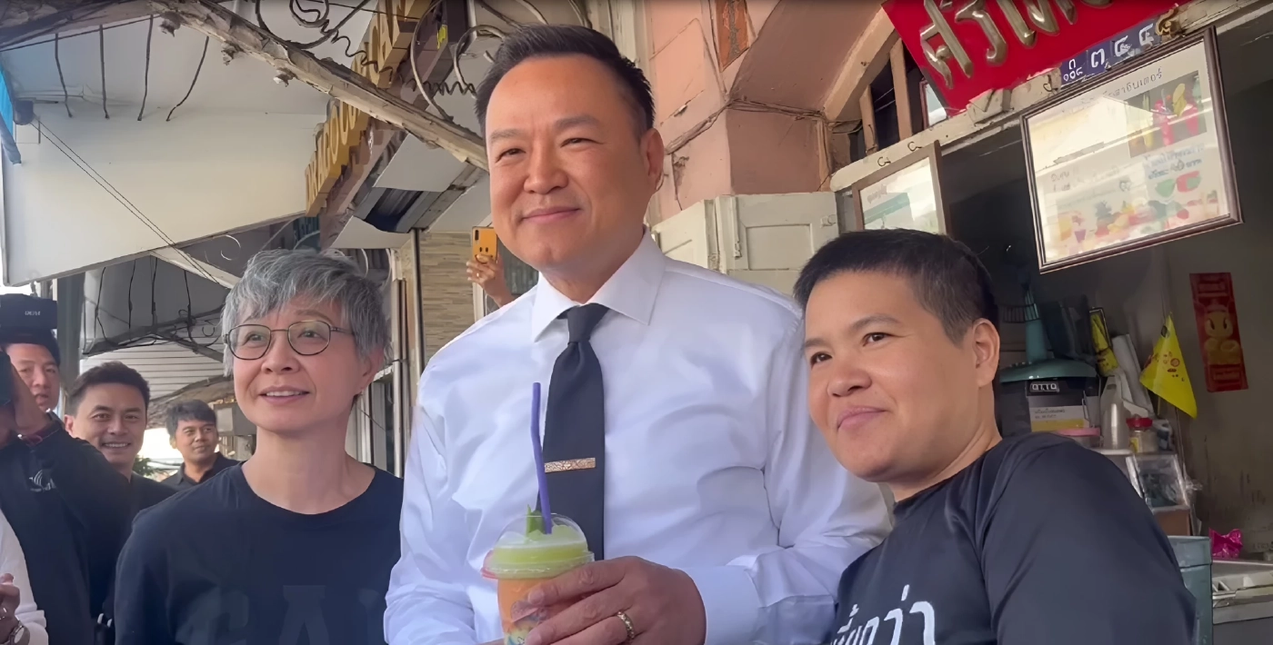 "อนุทิน" เดินตลาดนางเลิ้ง ชาวบ้านชมตัวจริงหล่อ อวยพร กลับมาเป็น "นายกฯ"