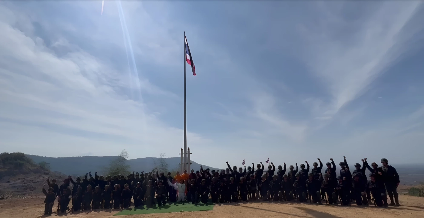 เชิญ "ธงชาติไทย" ขึ้นสู่ยอดเสา "ช่องอานม้า" จารึกชื่อ "ทหารกล้า-ไทรวมพลัง" (มีคลิป)