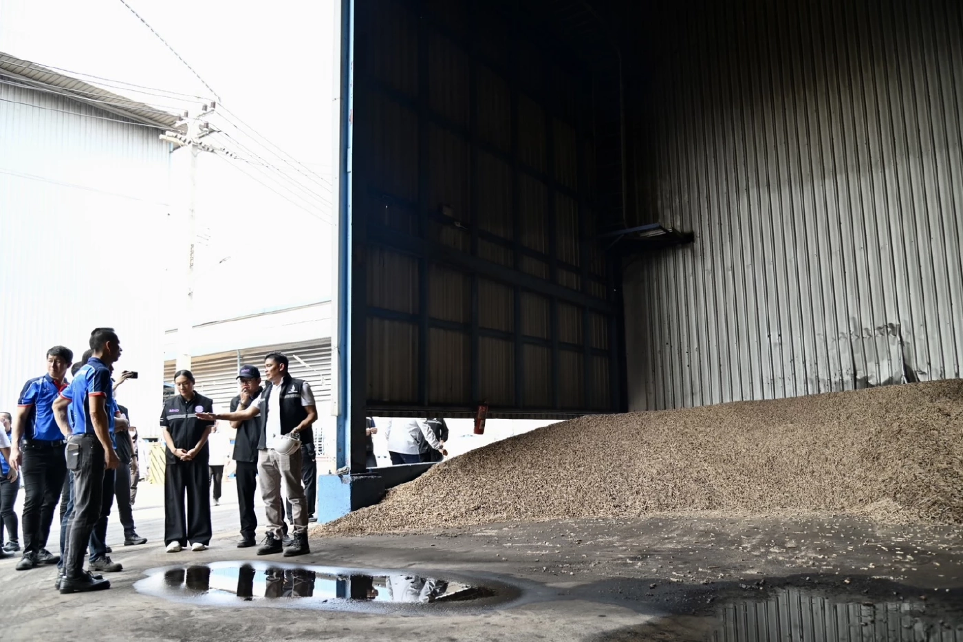 'เต็มเหนี่ยว' บุกโรงงานยางนครปฐม สั่งแก้ปมกลิ่นเหม็นรบกวนชุมชน ขู่ฟันตามกฎหมาย