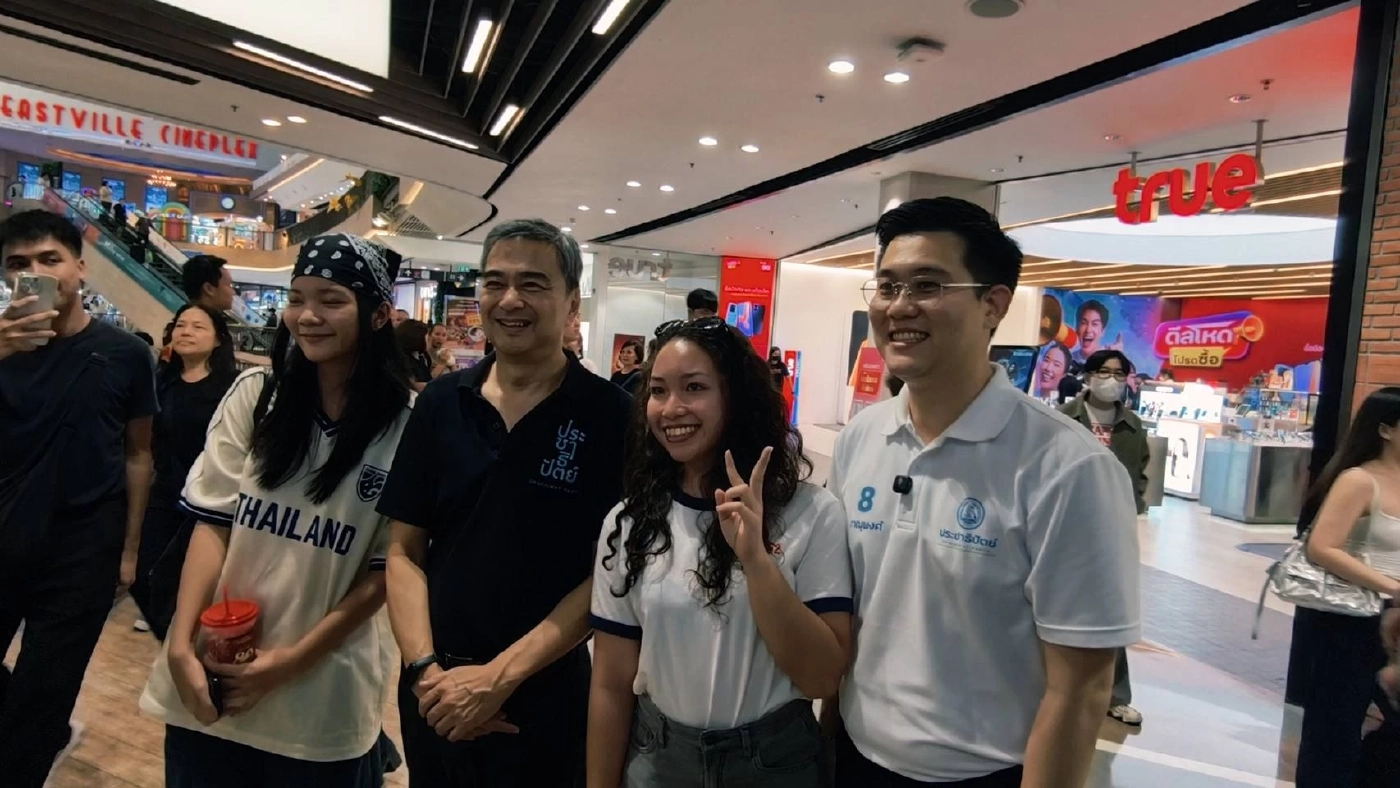 "อภิสิทธิ์" ควงผู้สมัครขอคะแนนคนกรุงฯ ชวนสร้างการเมืองสุจริต