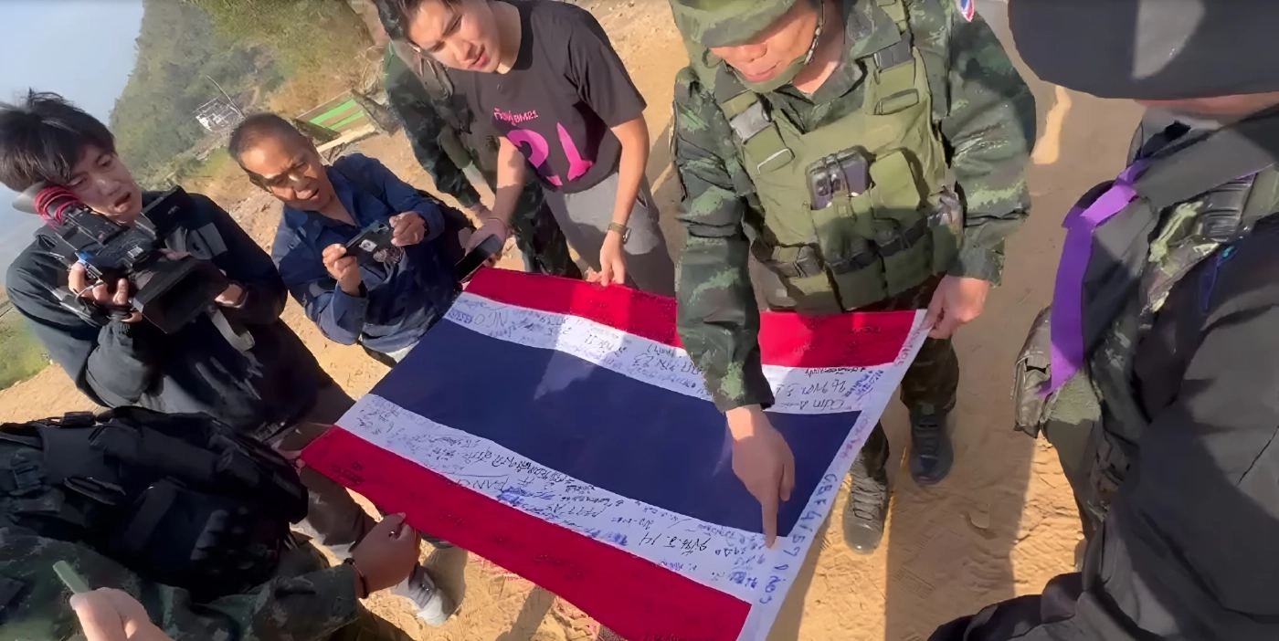 เชิญ "ธงชาติไทย" ขึ้นสู่ยอดเสา "ช่องอานม้า" จารึกชื่อ "ทหารกล้า-ไทรวมพลัง" (มีคลิป)