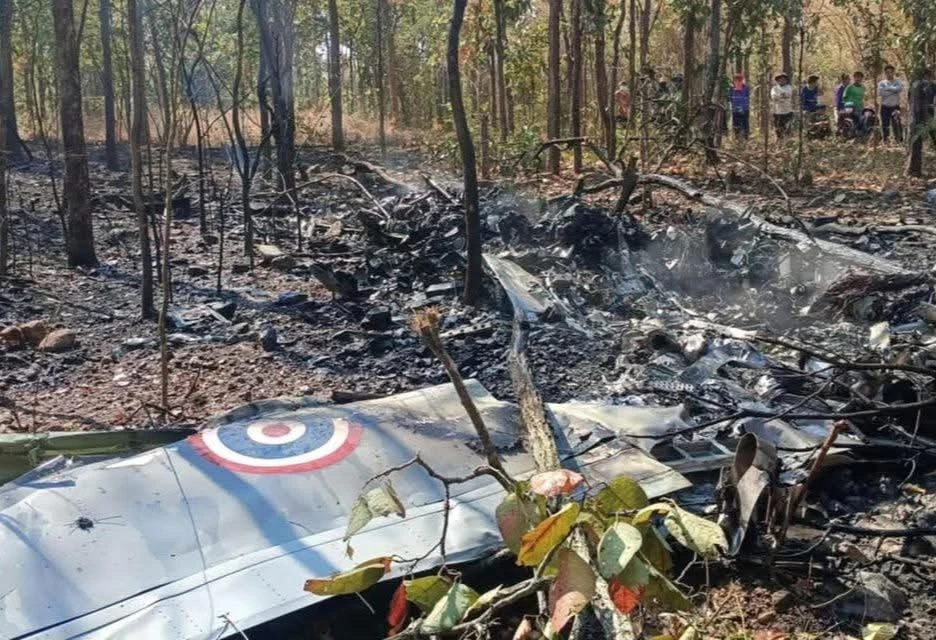 ไร้ปาฏิหาริย์กู้ภัยพบร่าง 2 นักบิน - ชาวบ้านเผยนาทีเครื่องบินตก