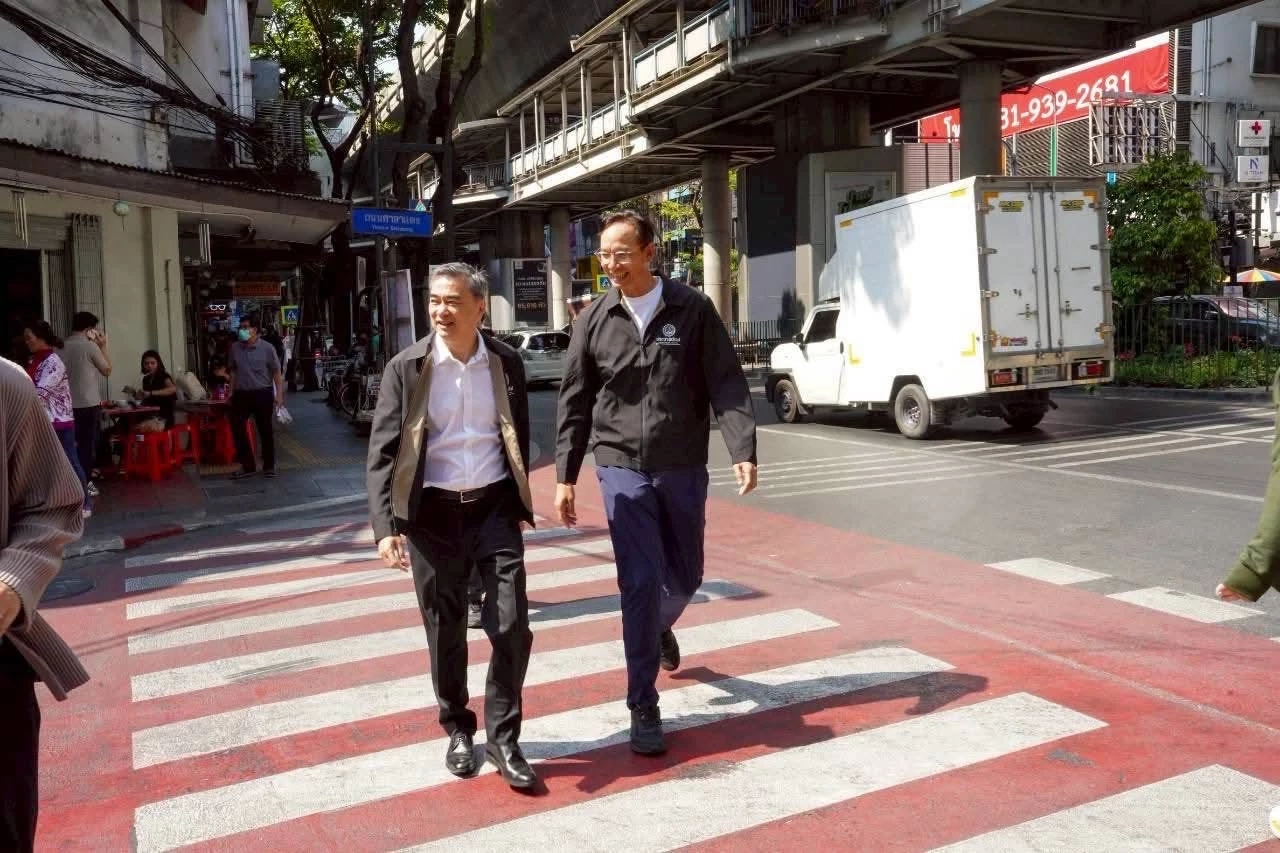“อภิสิทธิ์​“ หาเสียงย่านห้วยขวางขอคะแนนเสียงชาวออฟฟิศ
