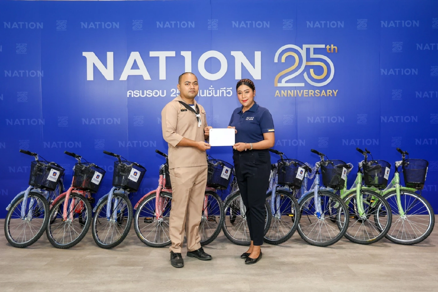 "เนชั่น" จับมือ "วิริยะ" มอบจักรยานแจกวันเด็ก รร.นายเรือ