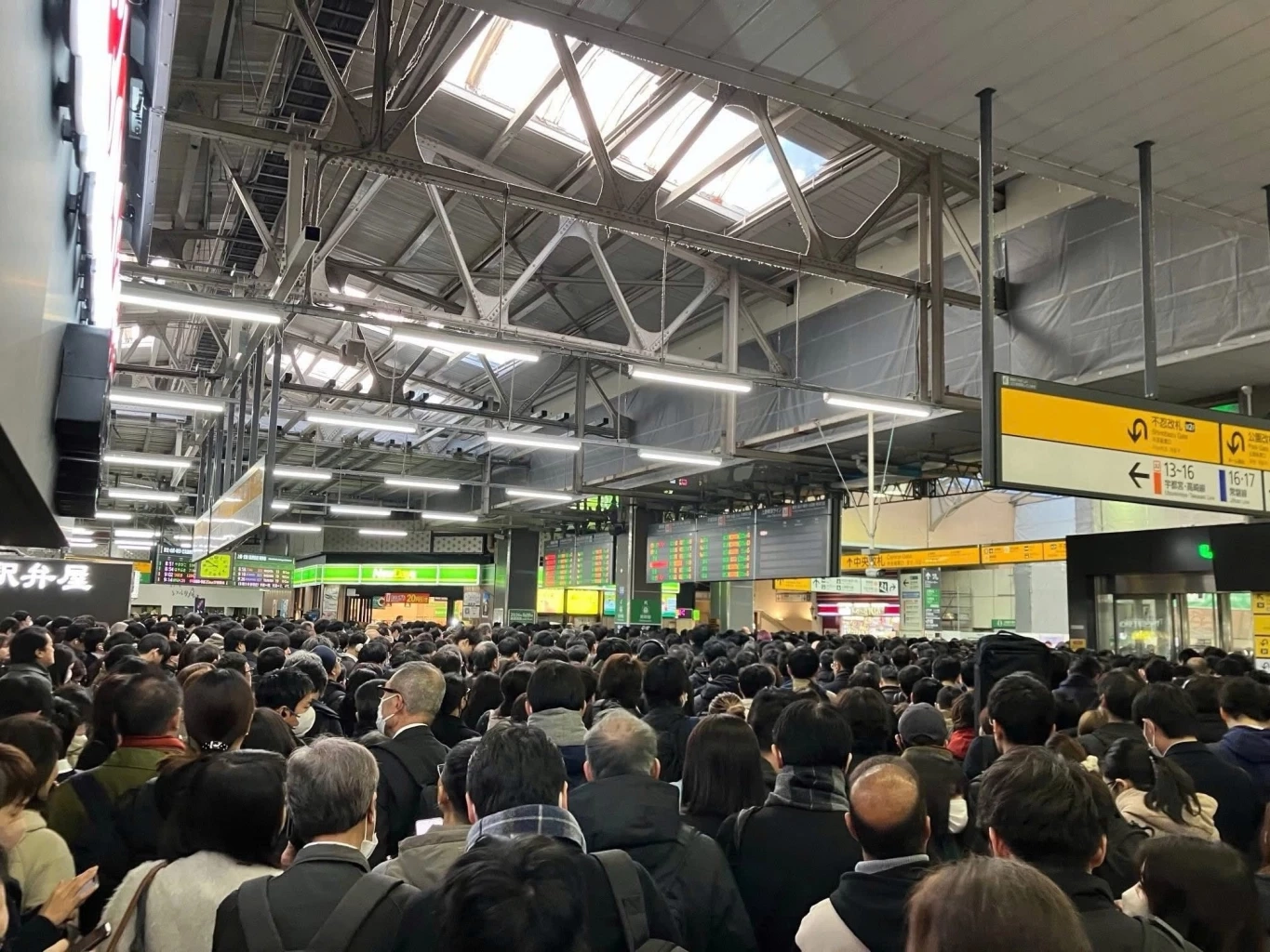 'ศุกร์วิปโยค' รถไฟโตเกียวล่ม! กระทบ 6 แสนคนระทึกลงเดินบนราง - กู้ไฟไม่ฟื้นทำอัมพาต 8 ชม.