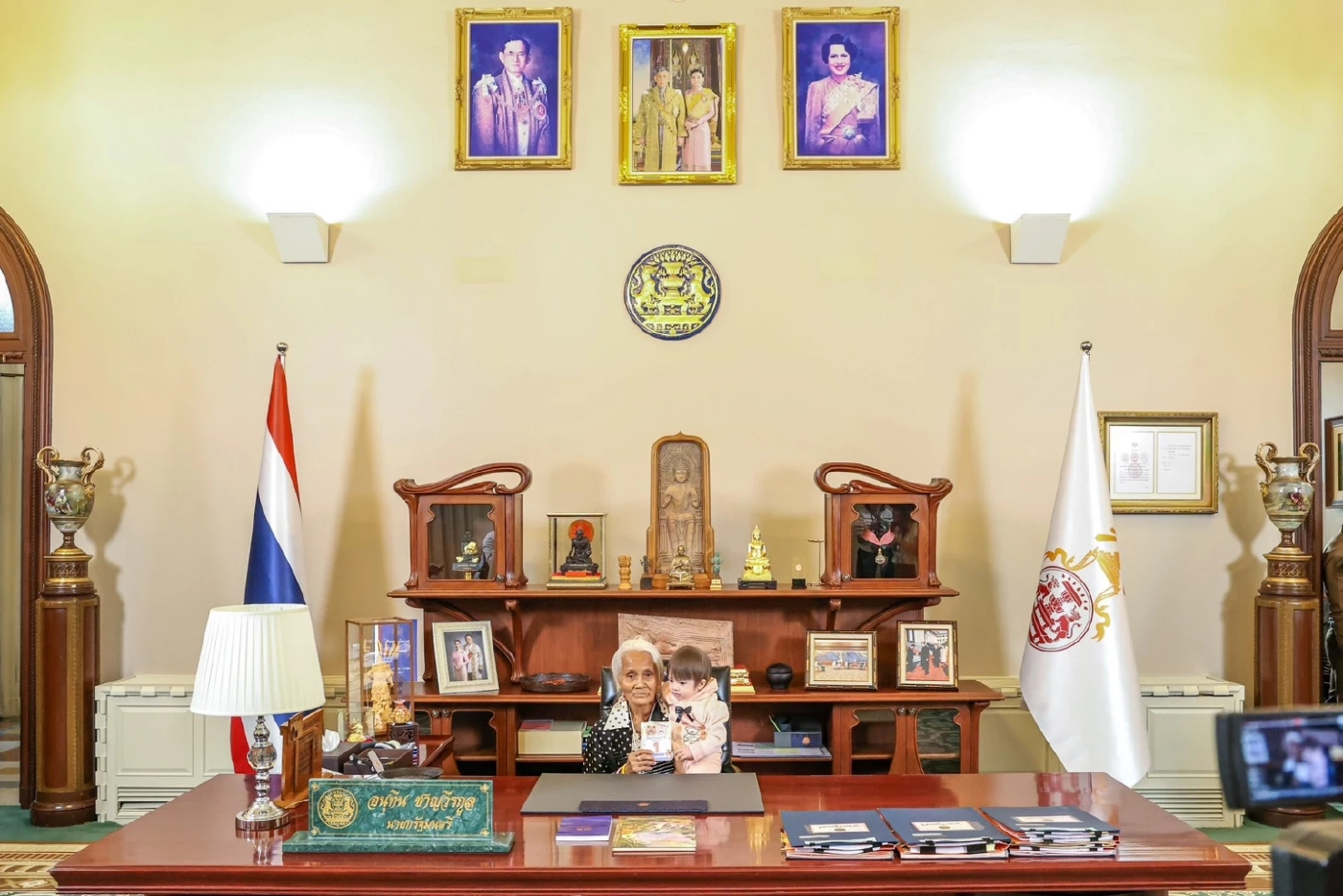 ทำเนียบรัฐบาลคึกคัก! "น้องชมพู่" 1 ขวบ 4 เดือน ประเดิมคิวแรกนั่ง "เก้าอี้นายกฯ"