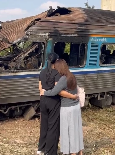 สลด! ลูกติดต่อพ่อแม่ไม่ได้ รุดดูจุดเครนถล่ม สีคิ้ว ถึงใจสลาย