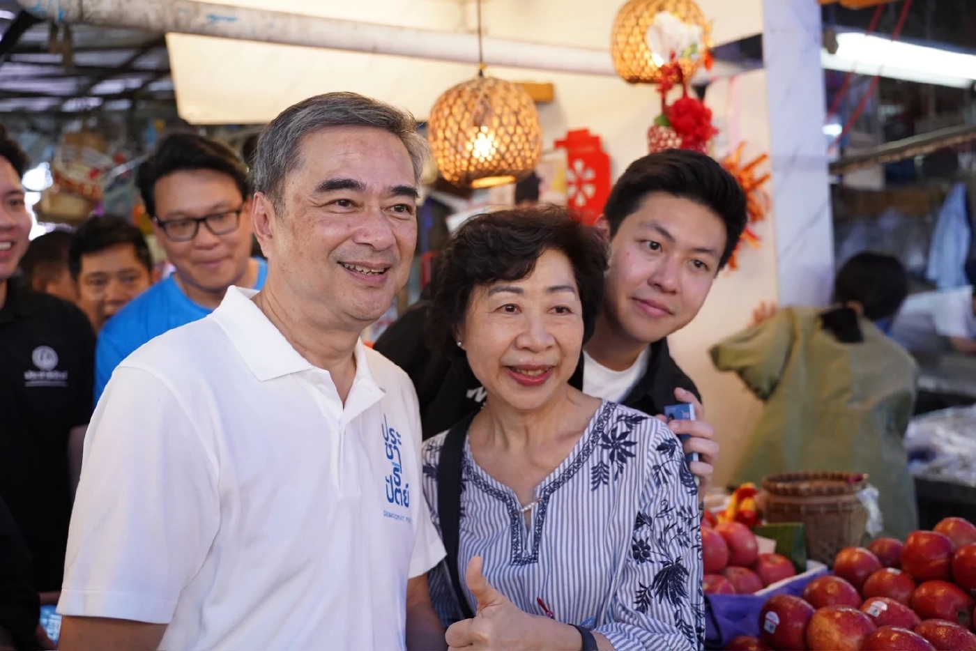 ''อภิสิทธิ์'' หาเสียงจตุจักร-สีลม - เปิดแคมเปญรถไฟฟ้า 5-30 บาท