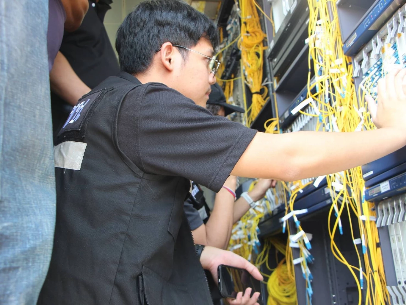 กกล.บูรพา ลุยตรวจ "ตู้เซิร์ฟเวอร์ บ.เอกชน" ลอบปล่อยสัญญาณเน็ตเข้า "ปอยเปต"