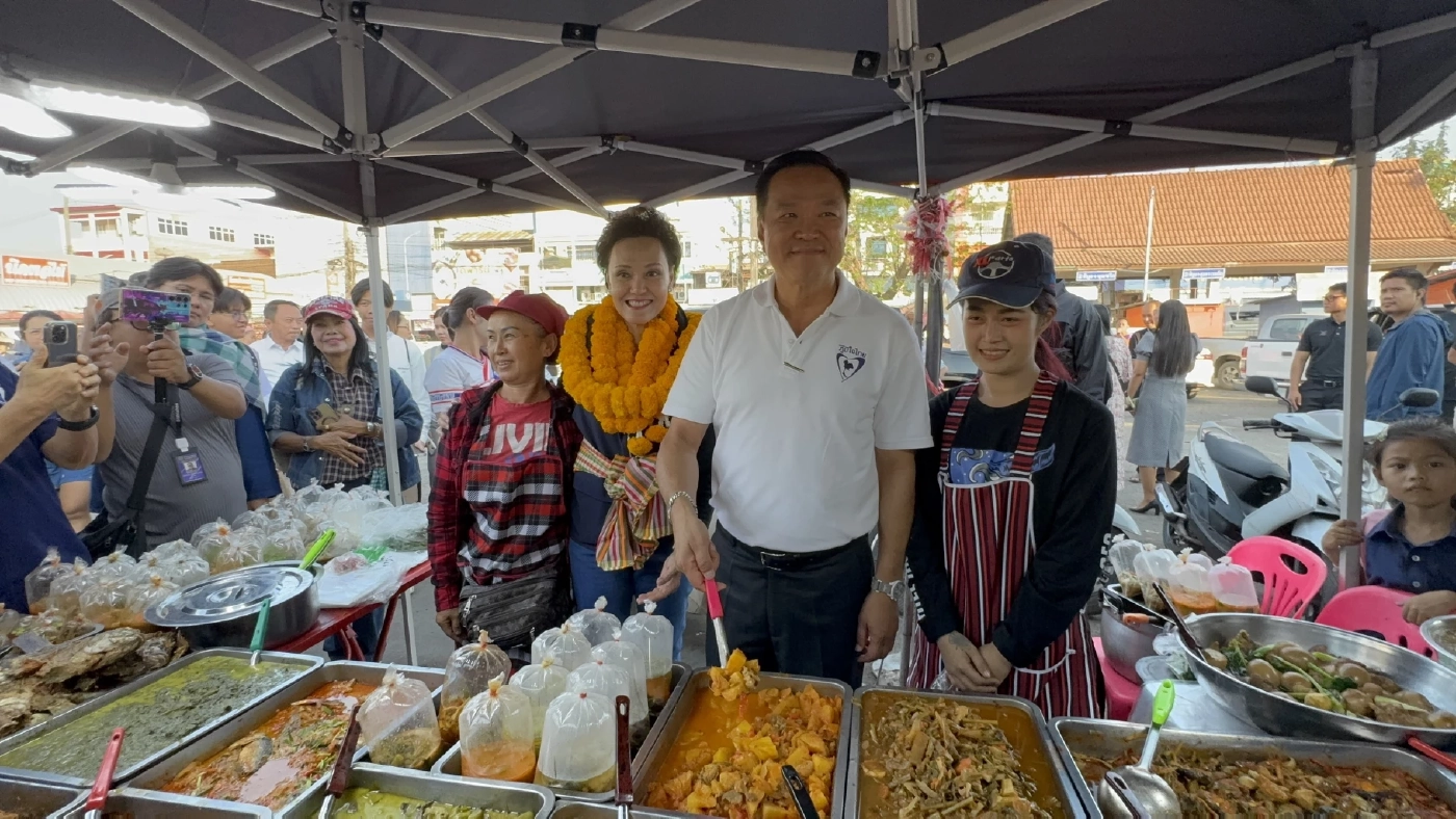 “ศุภจี” ขวัญใจ GenZ "อนุทิน“ ควงหาเสียงอุบลครั้งแรก ชาวบ้านกรี๊ดตลาดแตก