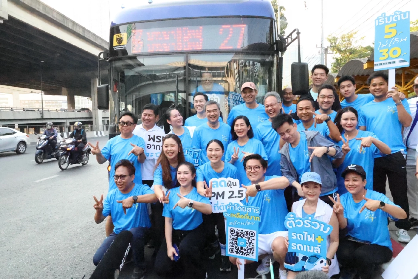 ''อภิสิทธิ์'' หาเสียงจตุจักร-สีลม - เปิดแคมเปญรถไฟฟ้า 5-30 บาท