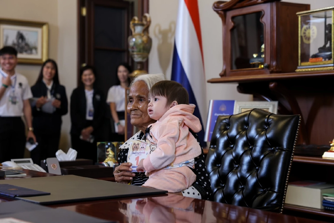 ทำเนียบรัฐบาลคึกคัก! "น้องชมพู่" 1 ขวบ 4 เดือน ประเดิมคิวแรกนั่ง "เก้าอี้นายกฯ"