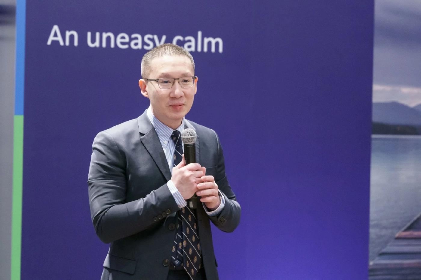 ดร.ทิม ลีฬหะพันธุ์ นักเศรษฐกิจอาวุโส ประจำประเทศไทยและเวียดนาม ธนาคารสแตนดาร์ดชาร์เตอร์ด (ไทย) 