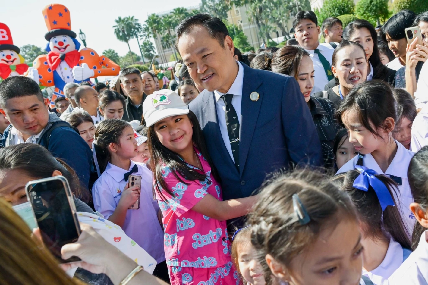 ส่องยุทธศาสตร์ 3 พรรคใหญ่ผ่านกิจกรรม "วันเด็ก" 2569