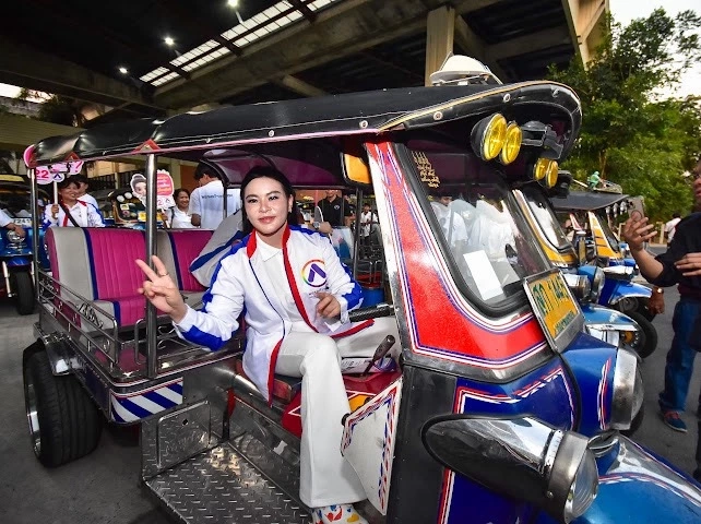 "ก้าวอิสระ" ปล่อยขบวนตุ๊กๆ ชูเปลี่ยนรถสาธารณะเป็น EV แก้ PM2.5