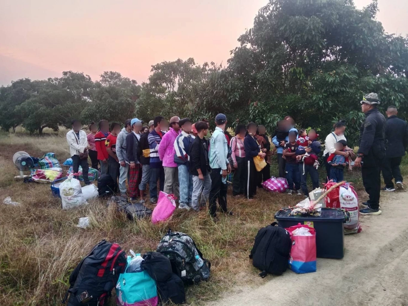 วิกฤตเพื่อนบ้านปะทุ! แรงงาน "กัมพูชา" นับร้อยหนีตาย ลอบเข้า "ประเทศไทย"