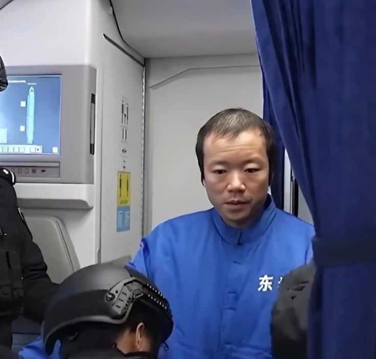 จีนส่งหน่วยสวาทรับตัว "เฉิน จื้อ" จากกัมพูชา ไปดำเนินคดีที่จีน