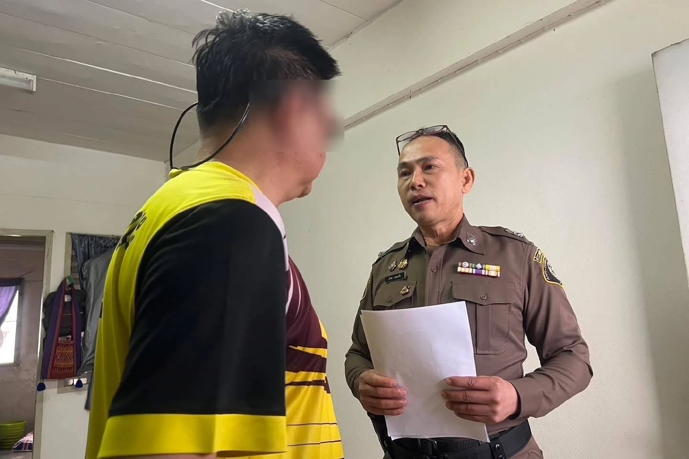 บุกจับ "ปลัดอำเภอ-จนท.รวม 6 ราย" สวมสิทธิ์คนไทยให้ "จีนเทา"