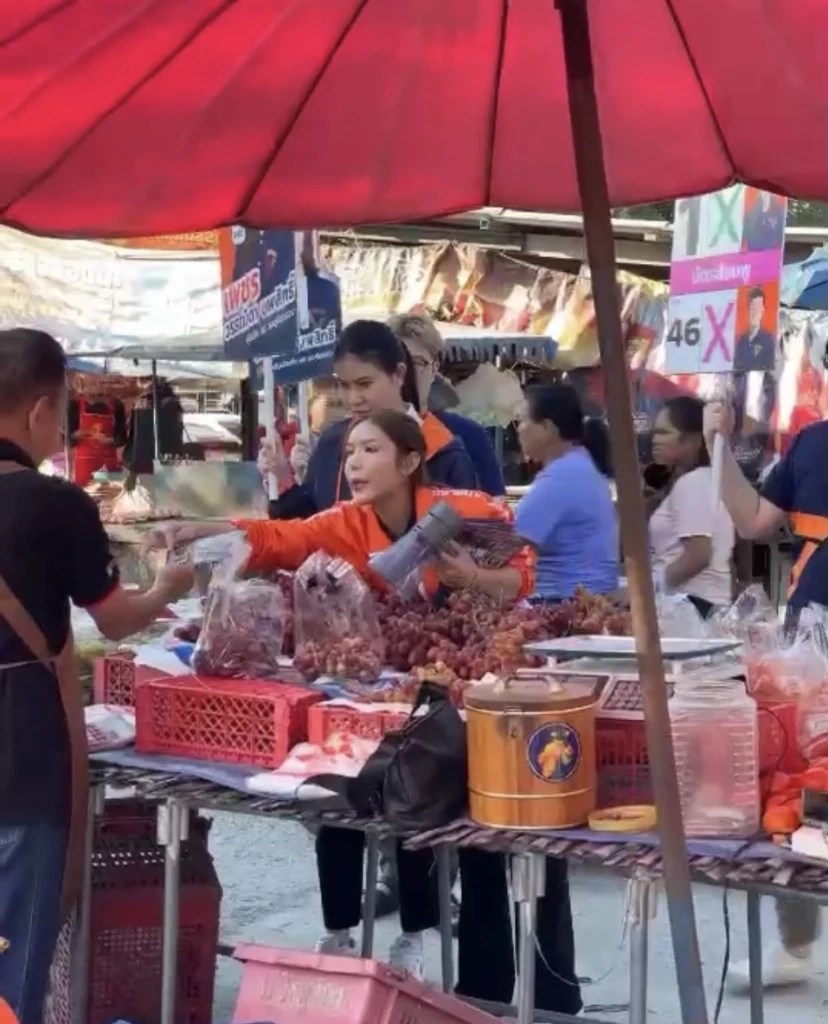 เพชร - วรรณิดา นพสิทธิ์ ปชน. ลุยขอคะแนน ชลบุรี ชี้แจงปมแก้ รธน.