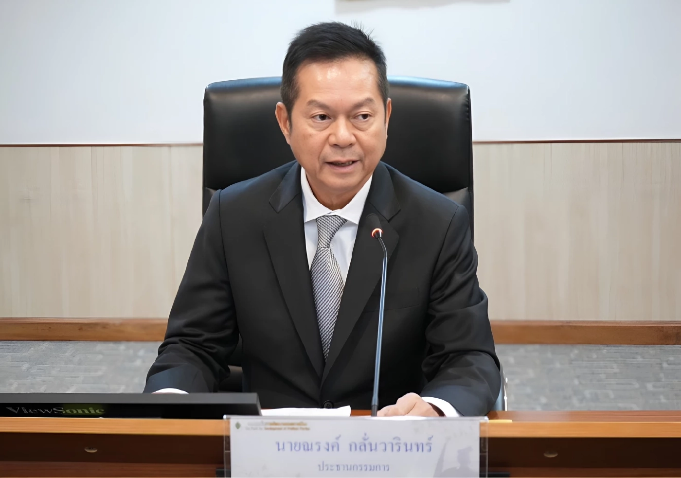 นายณรงค์ กลั่นวารินทร์ ประธานคณะกรรมการการเลือกตั้ง (กกต.)