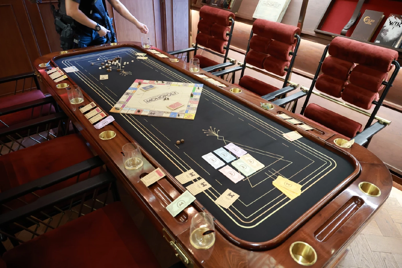 เปิดคลิป! "ดีเอสไอ" บุกค้นเครือข่าย "เว็บพนัน-เว็บหนังเถื่อน" ฟอกเงินพันล้าน ด้าน "แทนไท" ยังไม่ประสานเข้ามอบตัว