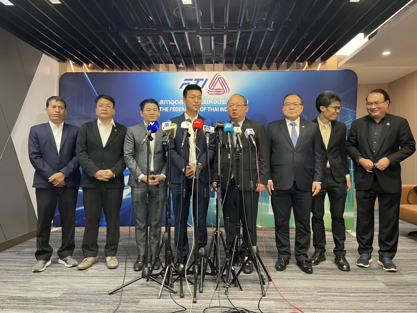 "เท้ง" นำทีมเศรษฐกิจ-แรงงาน ถกสภาอุตสาหกรรมฯ อุดรูรั่วระบบเศรษฐกิจ 100  วันแรก