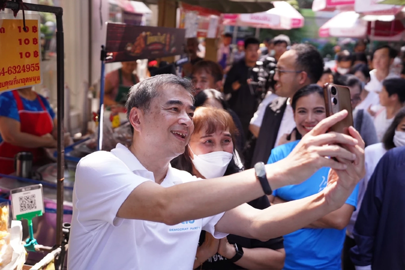 ''อภิสิทธิ์'' หาเสียงจตุจักร-สีลม - เปิดแคมเปญรถไฟฟ้า 5-30 บาท