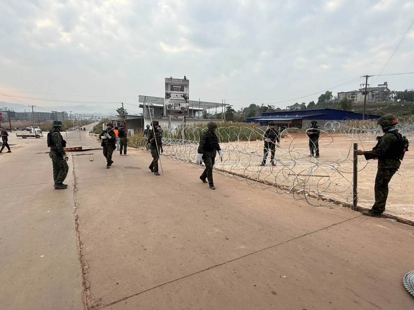 เปิดคลิป! ฉก.นย.ตราด เข้ายับยั้ง "ชาวจีนรื้อรั้วลวดหนาม" บ้านท่าเส้นโดยพลการ