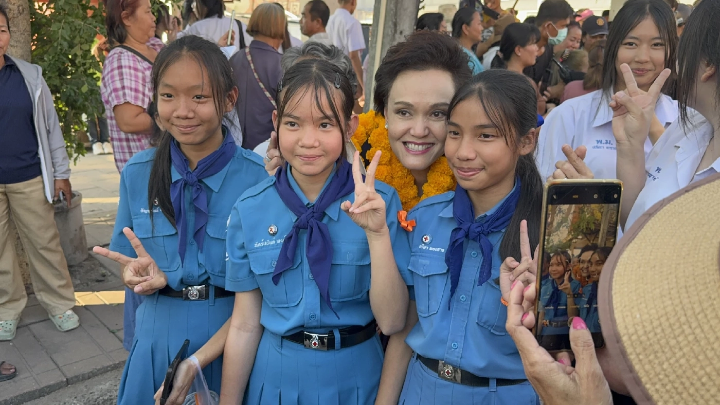 “ศุภจี” ขวัญใจ GenZ "อนุทิน“ ควงหาเสียงอุบลครั้งแรก ชาวบ้านกรี๊ดตลาดแตก