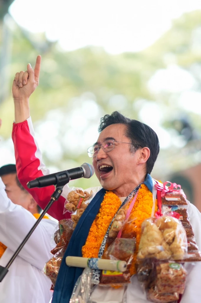 "ยศชนัน" อู้คำเมือง อ้อนขอคะแนนพี่น้อง "ชาวแพร่"