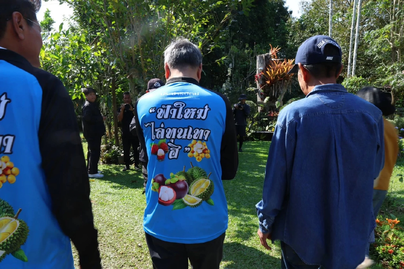 “อภิสิทธิ์” ลุยสวนทุเรียนจันทบุรี-ตราด ย้ำการเมืองสุจริต ศก.โต