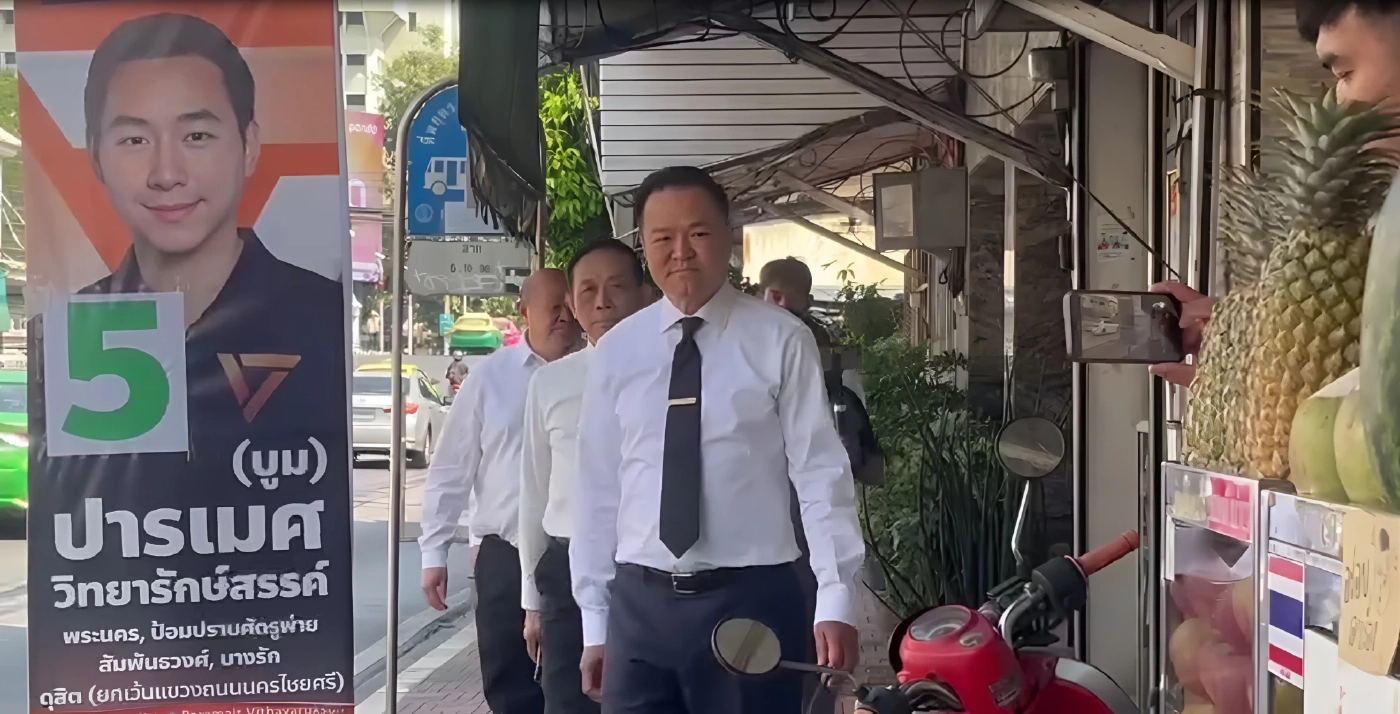 "อนุทิน" เดินตลาดนางเลิ้ง ชาวบ้านชมตัวจริงหล่อ อวยพร กลับมาเป็น "นายกฯ"