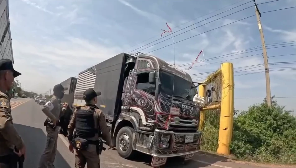 ระทึก! พ่วง 18 ล้อ โชเฟอร์เติมมาเต็มกราฟ สับหลอกซิ่งแหกด่านควันดำ