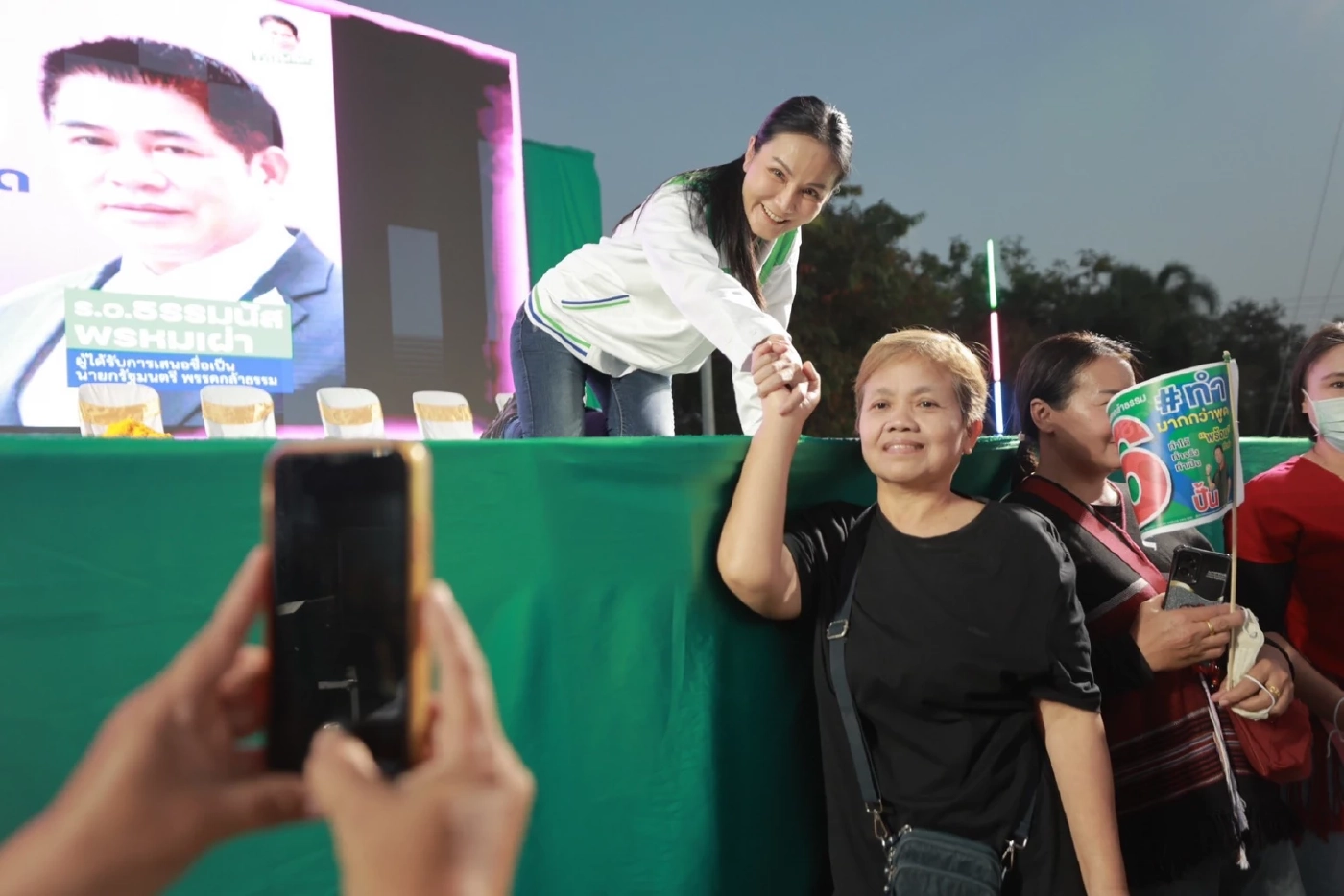 กล้าธรรม ขนทัพแกนนำ "ธรรมนัส-นฤมล-ไผ่ ลิกค์" อ้อนขอคะแนนชาว “ตาก”