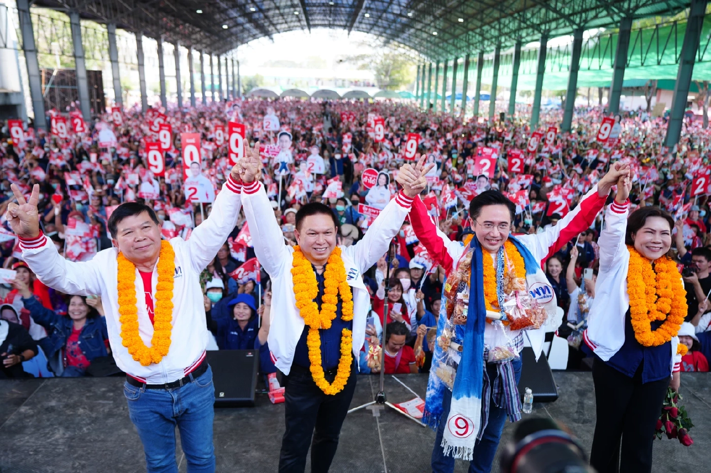 "ยศชนัน" อู้คำเมือง อ้อนขอคะแนนพี่น้อง "ชาวแพร่"