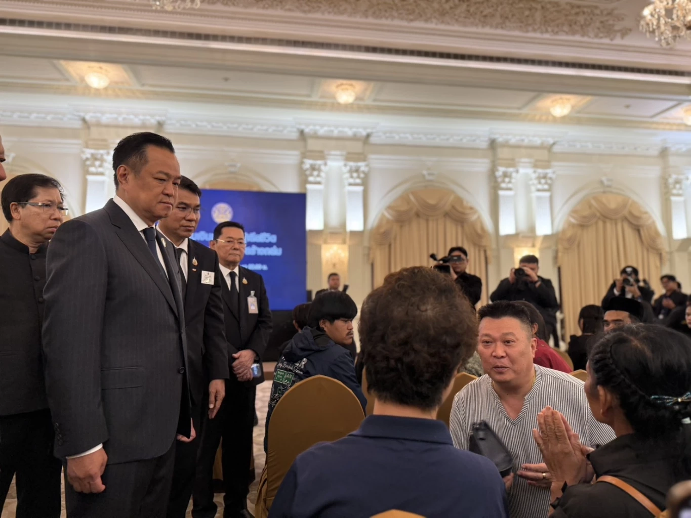 “อนุทิน” เป็นสักขีพยานมอบเงินเยียวยาญาติผู้เสียชีวิตเครนถล่ม