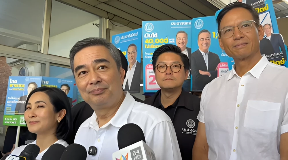 นายอภิสิทธิ์ เวชชาชีวะ หัวหน้าพรรคประชาธิปัตย์