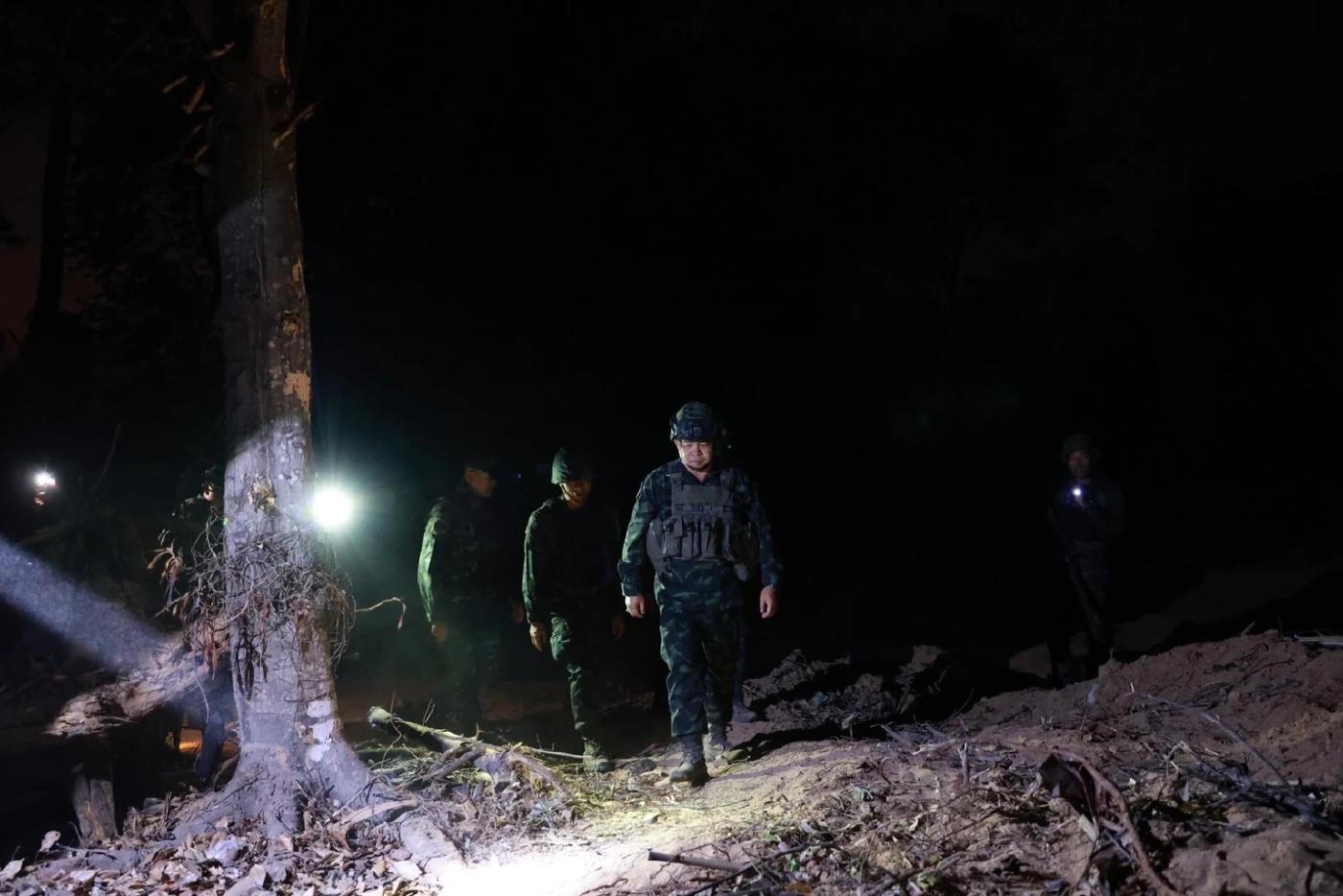 เปิดคลิป! "แม่ทัพภาคที่ 2" ลงพื้นที่กลางคืน ตรวจความพร้อม RDF-X เนิน 225 ย้ำเข้มความปลอดภัยชายแดน