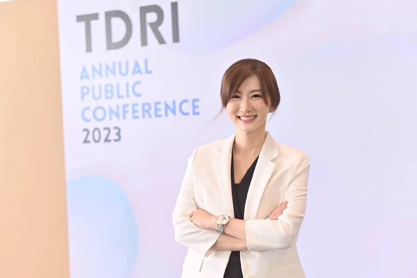 ดร. สลิลธร ทองมีนสุข นักวิชาการอาวุโส ด้านกฎหมายดิจิทัลและการกำกับดูแลโครงสร้างพื้นฐาน ทีดีอาร์ไอ