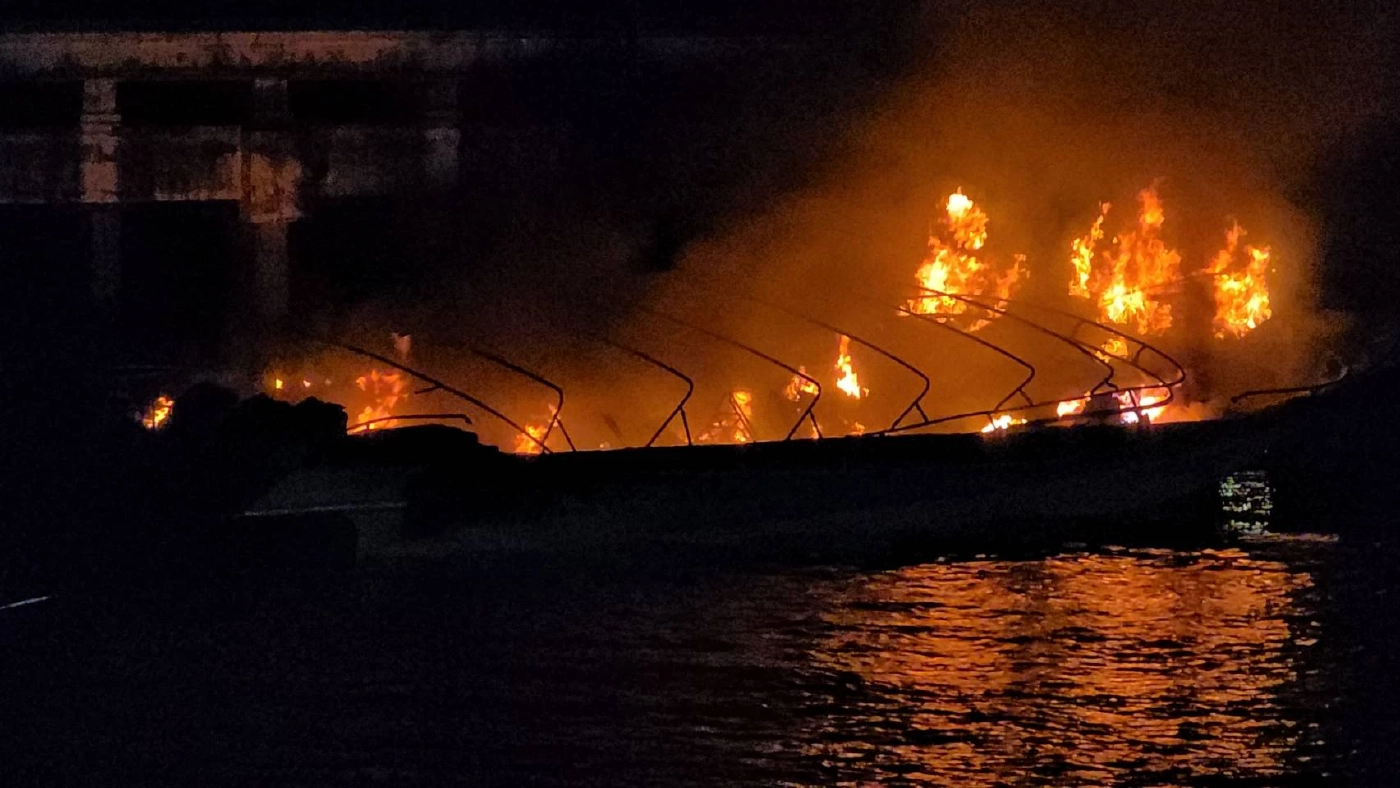 ระทึกรับอรุณ! ไฟไหม้สปีดโบ๊ท "ท่าเรืออ่าวฉลอง" วอดกว่า 10 ลำ