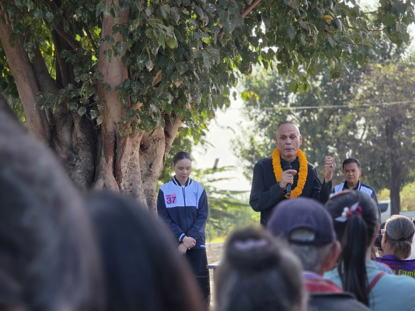 "ชาดา-ซาบีดา" ขอคะแนนชาวอุทัยฯ ย้ำ "คนละครึ่ง-รั้วชายแดน" มาแน่