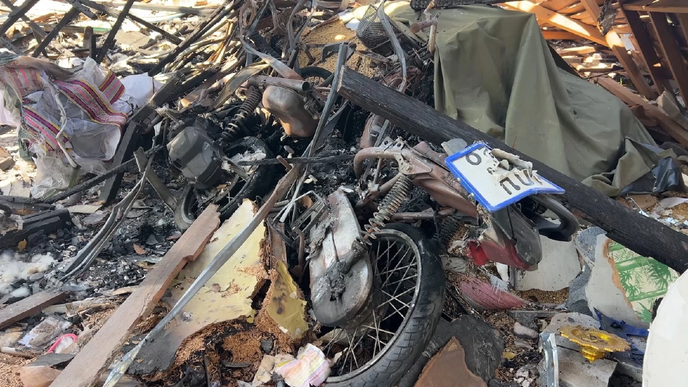 ใจสลาย! ป้าวัย 56 ร้องไห้แทบเป็นลม กลับบ้านหลังหยุดยิง พบ BM-21 ถล่มบ้านพังทั้งหลัง