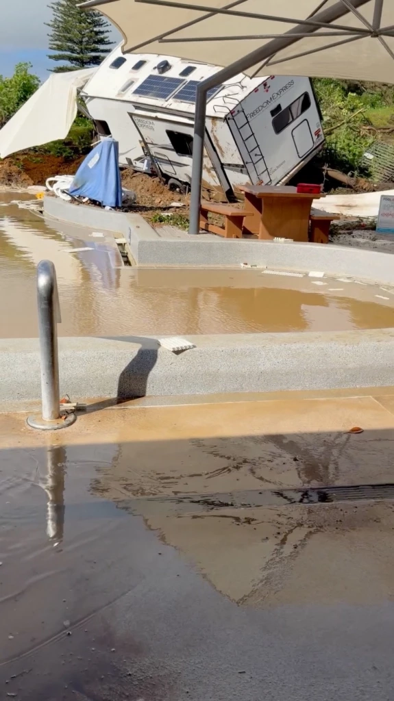 ทีมกู้ภัย "นิวซีแลนด์" ระดมค้นหาเหยื่อดินถล่ม