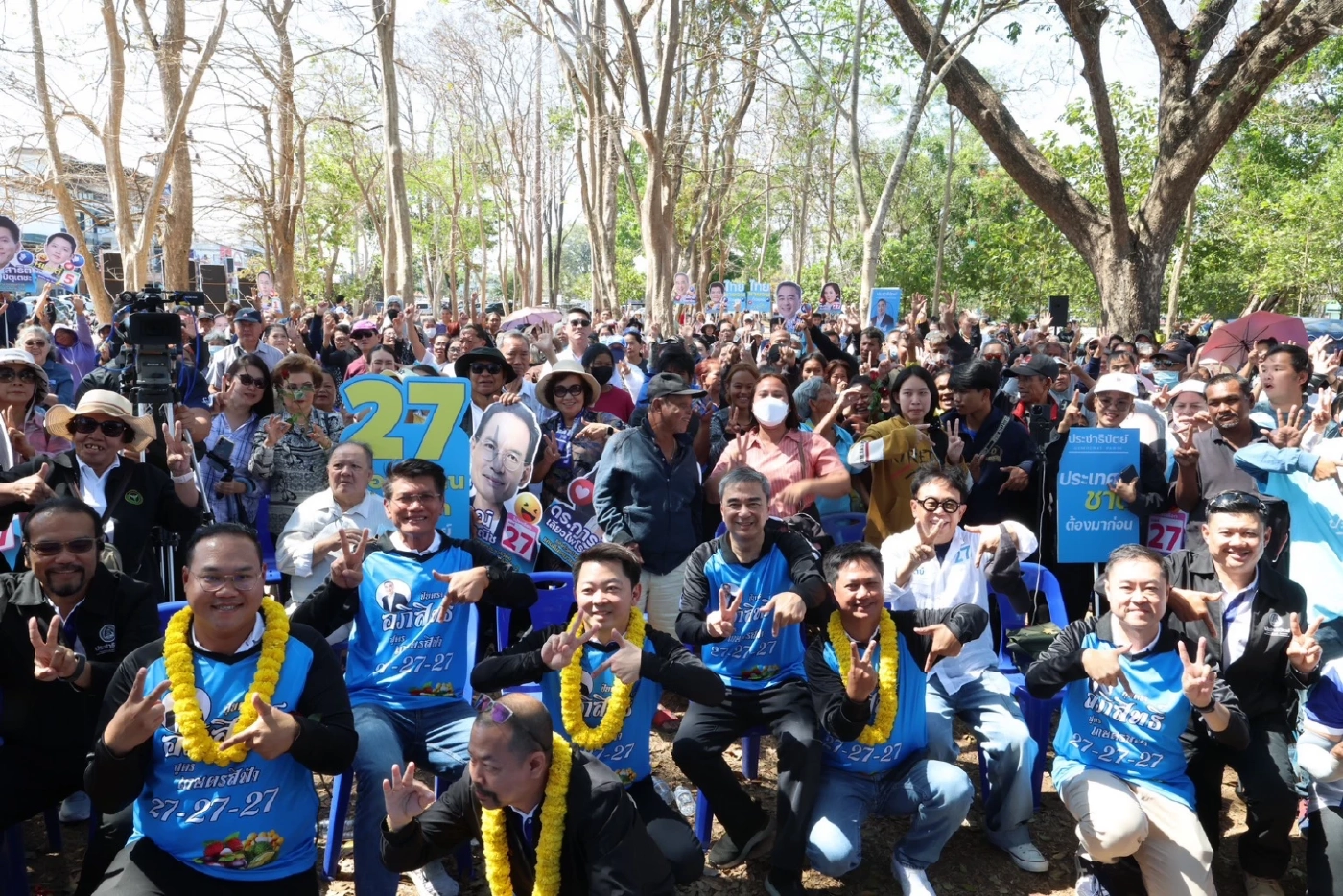 “อภิสิทธิ์” ลุยสวนทุเรียนจันทบุรี-ตราด ย้ำการเมืองสุจริต ศก.โต