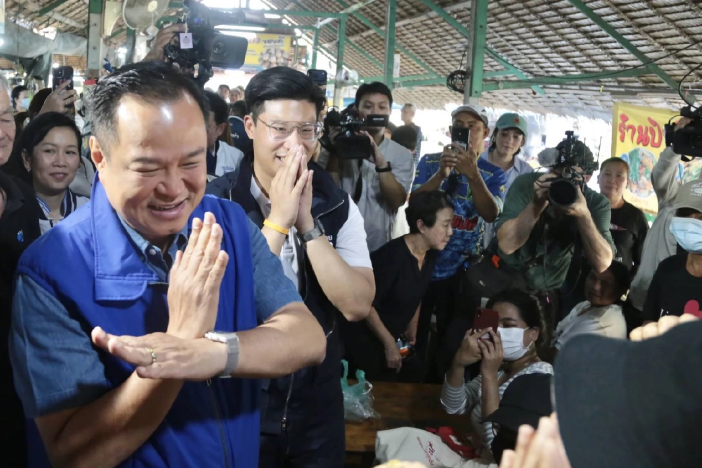 "อนุทิน" ควง "สีหศักดิ์" เดินตลาดคลองลัดมะยม แม่ค้าร้องสาน "คนละครึ่งพลัส"