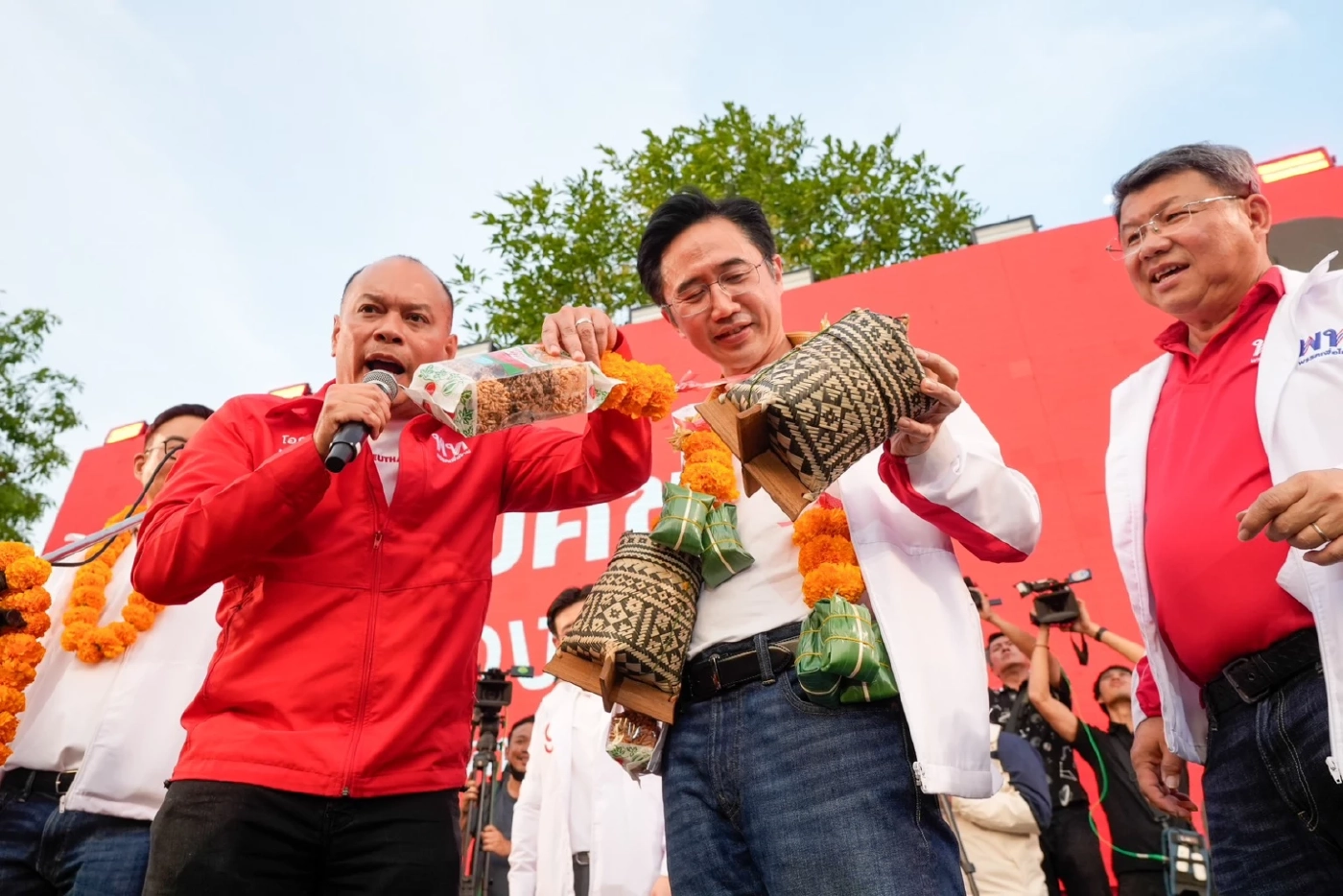 นายณัฐวุฒิ ใสยเกื้อ  - นายยศชนัน วงศ์สวัสดิ์