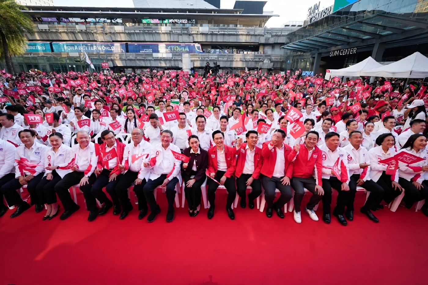 "ยศชนัน" หาเสียงสยามสแควร์ "แพทองธาร" ร่วมให้กำลังใจบอก "ไม่ขึ้นเวที วางมือแล้ว"